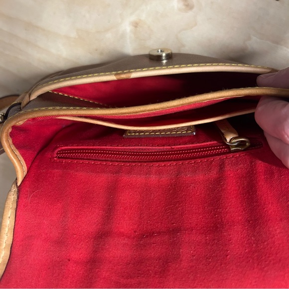 Dooney & Bourke Pebble Grain Saddle Hallie Crossbody Bag Caramel Brown VTG - Picture 13 of 16